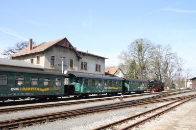 Lößnitzgrundbahn
Ankunft in der Endstation Radeburg. 99 1761-8 wurde abgekuppelt und fährt zum Heizhaus vor.
Schlüsselwörter: Lößnitzgrundbahn , Radeburg