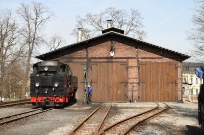 Lößnitzgrundbahn
99 1761-8 vor dem Heizhaus Radeburg.
Schlüsselwörter: Lößnitzgrundbahn , Radeburg , Heizhaus , 99