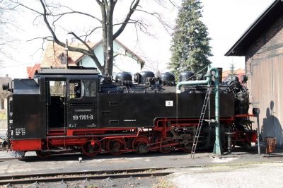 Lößnitzgrundbahn
99 1761-8 am Wasserkran in Radeburg.
Schlüsselwörter: Lößnitzgrundbahn , Radeburg , Wasserkran , 99