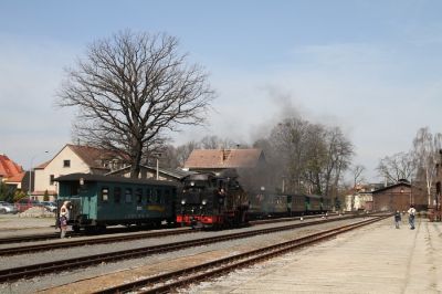 Lößnitzgrundbahn
99 1761-8 fährt in Radeburg an ihren Zug.

Schlüsselwörter: Lößnitzgrundbahn , Radeburg , 99