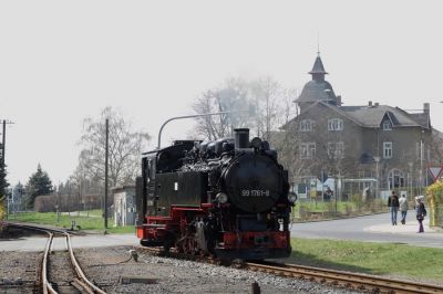 Lößnitzgrundbahn
99 1761-8 rangiert am Bhf. Moritzburg.
Schlüsselwörter: Lößnitzgrundbahn , Moritzburg , 99