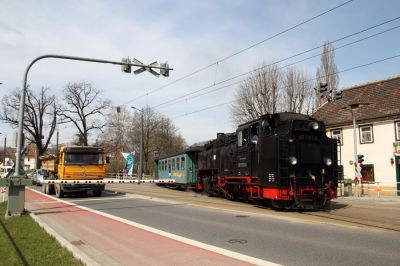 Lößnitzgrundbahn
An der Haltestelle "Weißes Ross" in Radebeul kreuzt die Lößnitzgrundbahn die Meißner Straße und die Dresdner Straßenbahnlinie 4.
Schlüsselwörter: Lößnitzgrundbahn , Radebeul , Weißes Ross , 99