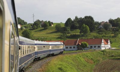 Mit dem "Blauen Blitz" zur Feistritztalbahn, hier auf der Wechselstrecke in der Kehre zwischen Fürstenfeld und Fehring unterwegs.
