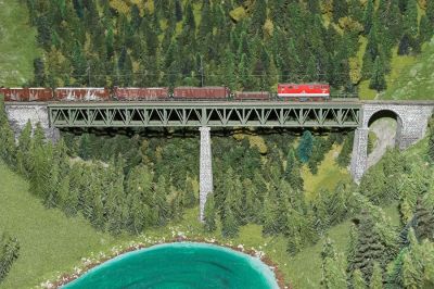 Ein mit 2095 bespannter Güterzug fährt über die Kuhgrabenbrücke nach Mariazell.
Schlüsselwörter: Modell , Modellbaumuseum