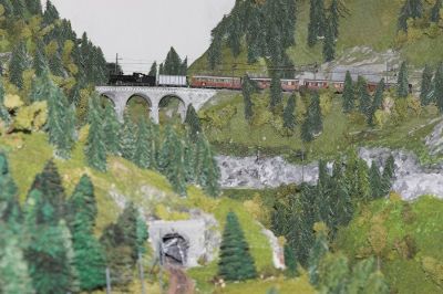 Auf der obersten Ebene der Nordrampe fährt der Güterzug mit Mh.6 über den Eierzeilgrabenviadukt in Richtung Mariazell.
Schlüsselwörter: Modell , Modellbaumuseum