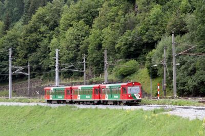 Eine Garnitur bestehend aus VT+Vs+VT nähert sich Unzmarkt. Das im Bild führende Fahrzeug wird als Sonderzug nach Mauterndorf fahren.
Schlüsselwörter: Murtalbahn , VT , Unzmarkt