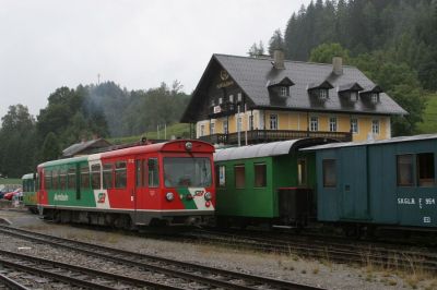 VT33 in vor dem Direktionsgebäude in Murau
Schlüsselwörter: Murtalbahn , VT33 , Murau