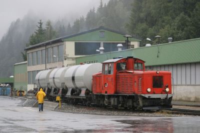 VL13 rangiert Kesselwagen am Öl-Umladegleis in Murau.
Schlüsselwörter: Murtalbahn , Murau , VL13 , Kesselwagen