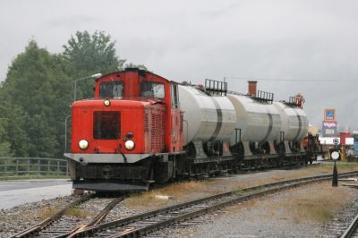 VL13 rangiert Kesselwagen am Öl-Umladegleis in Murau.
Schlüsselwörter: Murtalbahn , Murau , VL13 , Kesselwagen