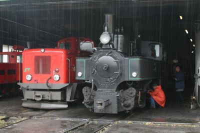 Bei strömendem Regen wird die Bh.1 in der Murauer Lokhalle für die Sonderfahrt des Club 760 nach Mauterndorf vorbereitet.
Schlüsselwörter: Murtalbahn , Murau , VL , BH.1