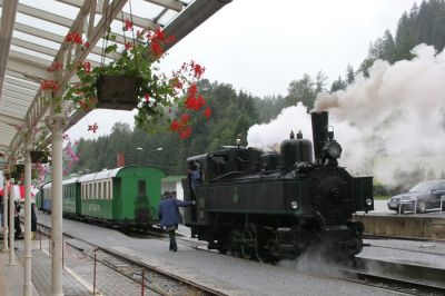 Bh.1 setzt sich an den Sonderzug nach Mauterndorf. Es regnet noch immer...
Schlüsselwörter: Murtalbahn , Murau , Bh.1