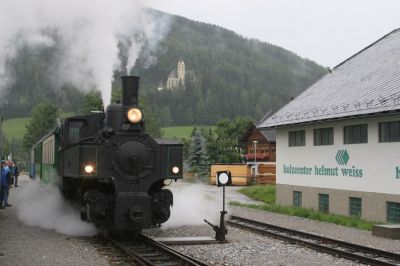 Bh.1 mit dem Sonderzug des Club 760 in Tamsweg, im Hintergrund die bekannte Wallfahrtskirche St. Leonhard.
Schlüsselwörter: Murtalbahn , Tamsweg , Bh.1