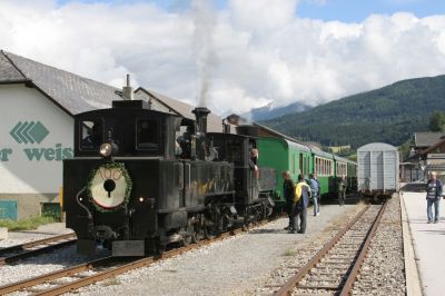 S12 und Z6 mit dem Sonderzug nach Murau und Frojach am Sonntagmorgen in Tamsweg
Schlüsselwörter: Murtalbahn , S12 , Z6 , Tamsweg