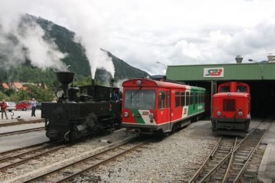 Fahrzeugparade in Murau: Z6, VT33 und VL12 posieren vor der Fahrzeughalle
Schlüsselwörter: Murtalbahn , S12 , VT , VL , Murau