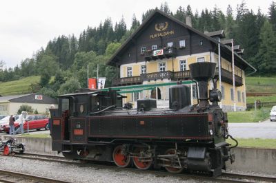 Die U.40 als kaltes Schaustück vor dem Direktionsgebäude in Murau
Schlüsselwörter: Murtalbahn , U.40 , Murau