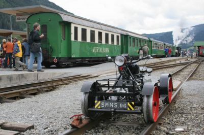 Das voll funktionsfähige Schienenmoped erfreute sich bei den Vorführungen großer Beliebtheit. Hier ist es mit einem Hemmschuh gegen Entrollen gesichert.
Schlüsselwörter: Murtalbahn , Schienenmoped