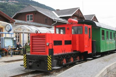 VL7 steht mit dem Zug nach Murau West am Bahnsteig bereit.
Schlüsselwörter: Murtalbahn , VL7 , Murau