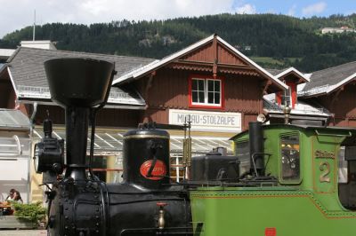 Murtalbahn , Murau , Stainz
Lok 2 "Stainz" genießt die Sonnenstrahlen am Bahnhof Murau
Schlüsselwörter: Murtalbahn , Murau , Stainz