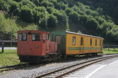 VL 4 und der Postbeiwagen (auf Hilfsdrehgestellen) sind an einem Ladegleis bei Murau abgestellt
Schlüsselwörter: Murtalbahn , Murau , VL4 , Postwagen