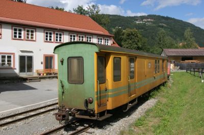 Der Postbeiwagen in Murau, der Postdienst wurde noch vor der Umlackierung der Triebwagen auf das rot-grüne Farbschema eingestellt. So präsentiert er sich heute als letztes Fahrzeug im originalen Anstrich.
Schlüsselwörter: Murtalbahn , Murau , Postwagen