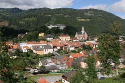 Am Murauer Kalvarienberg bekommt man dieses Panorama der Stadt zu sehen. Soeben verläßt der Sonderzug nach Mauterndorf die Haltestelle Murau St. Leonhard und gerade noch rechtzeitig haben auch die umherirrenden Wolken ein wenig Licht durchgelassen.
Schlüsselwörter: Murtalbahn , S12 , Z6 , Murau