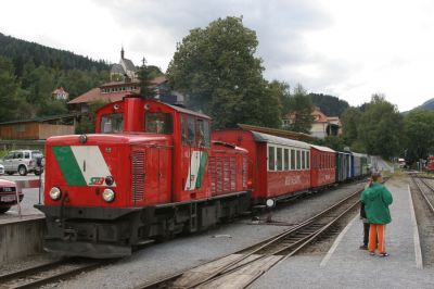 VL12 rangiert nach der Fahrzeugschau in Murau die ausgestellten Fahrzeuge. Dies bestätigt Modellbahnern wieder einmal mehr, dass sich mit einer Verschubfahrt jede Zugkomposition erklären läßt!
Schlüsselwörter: Murtalbahn , Murau , VL12