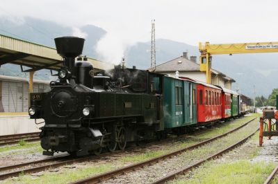 Festwochenende 2005 auf der Murtal- und Taurachbahn
Für die aus Wien anreisenden Gäste des Schmalspurfestes wurde ein Sonderzug mit der U11 der StLB von Unzmarkt nach Mauterndorf in Verkehr gesetzt. Hier präsentiert er sich für einen kurzen Augenblick ganz ohne neugierige Zuschauer.
Schlüsselwörter: Murtalbahn , U11 , Festwochenende 2005 , Unzmarkt