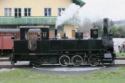 Festwochenende 2005 auf der Murtal- und Taurachbahn
[b]S12 in Tamsweg[/b]

Die heute beim Club 760 auf der Taurachbahn in Betrieb stehende Lok 12 der Salzkammergut-Lokalbahn auf der Drehscheibe in Tamsweg
Schlüsselwörter: Murtalbahn , S12 , Festwochenende 2005 , Tamsweg , Drehscheibe