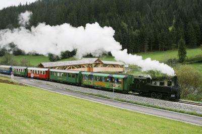 Festwochenende 2005 auf der Murtal- und Taurachbahn
Sonderzug von Mauterndorf nach Frojach mit SKGLB No. 12, für den Murtalradweg wurde im Engtal der Mur an der Steirisch-Salzburgischen Landesgrenze eine neue überdachte Holzbrücke errrichtet, die einen reizvollen Hintergrund für einen Fotohalt bietet.
Schlüsselwörter: Murtalbahn , S12 , Festwochenende 2005 , Fotohalt , Holzbrücke