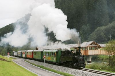 Festwochenende 2005 auf der Murtal- und Taurachbahn
Sonderzug von Mauterndorf nach Frojach mit SKGLB No. 12, für den Murtalradweg wurde im Engtal der Mur an der Steirisch-Salzburgischen Landesgrenze eine neue überdachte Holzbrücke errrichtet, die einen reizvollen Hintergrund für einen Fotohalt bietet.
Schlüsselwörter: Murtalbahn , S12 , Festwochenende 2005 , Fotohalt , Holzbrücke