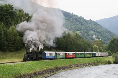 Festwochenende 2005 auf der Murtal- und Taurachbahn
Dampfsonderzug von Frojach nach Mauterndorf, Fotohalt mit Scheinanfahrt bei Hintering. Zwischen Murau und Tamsweg führte die Bh1 den Zug, die SKGLB No. 12 leistete Vorspann.
Schlüsselwörter: Murtalbahn , S12 , Bh1 , Festwochenende 2005 , Fotohalt , Vorspann , Doppeltraktion