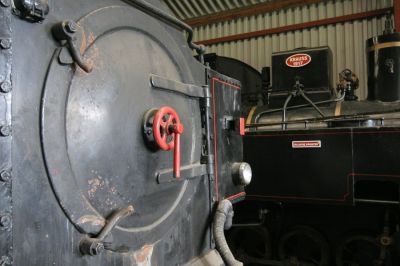 Impressionen aus Frojach
Die Rauchkammertür der hier einquartierten U.43 der StLB, dahinter das "Draculinchen", eine rumänische Waldbahnlokomotive
Schlüsselwörter: Frojach , U.43 , Waldbahn