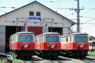 Lokparade in St. Pölten Alpenbahnhof
Ein seltener Glücksfall bei einem ungeplanten Zufallsbesuch: Drei 1099 aufgebügelt vor der Lokremise auf der "Alm", wie der Alpenbahnhof im Eisenbahnerjargon auch genannt wird. Die 1099 005-9 ist inzwischen schon als Ersatzteilspender abgestellt und gehört zu jenen Maschinen, die wohl nie wieder zum Einsatz kommen werden.
Schlüsselwörter: Mariazellerbahn , MzB , 1099 , 1099 001 , 1099 004 , 1099 005 , St. Pölten Alpenbahnhof , St. Pölten , Alpenbahnhof