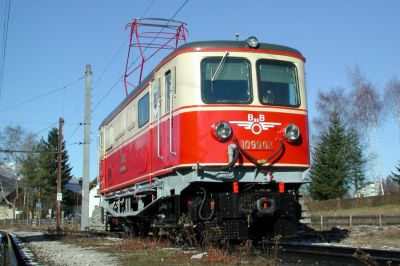 Die "Goldene"
Die 1099.02 fällt auf. Schon 1986 erhielt sie anläßlich des 75-jährigen Jubiläums des elektrischen Betriebes eine Gedenktafel und Nummernschilder mit vergoldeten Ziffern. Bei einer Hauptuntersuchung 2001 wurden Rahmen und Sprengwerk mit einem hellgrauen Anstrich versehen, kurz darauf schien ein Zusammenstoß mit einem LKW das Schicksal der 1099.02 zu besiegeln. Aber totgesagte leben bekanntlich länger...

Schlüsselwörter: Mariazellerbahn , MzB , 1099 , 1099.02 , Bergstrecke , Mariazell