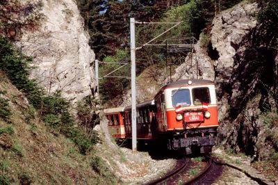 Hoch Erster Mai!
Die 1099 009-1 war die erste aus der zwischen 1912 und 1914 beschafften zweiten Serie der NÖLB Reihe E, die sich ursprünglich in einigen technischen Details von der ersten Serie Unterschied. An diesem Ersten Mai trug auch sie den traditionellen Aufputz, inzwischen ist sie aber betriebsuntauglich in St. Pölten abgestellt.
Schlüsselwörter: Mariazellerbahn , MzB , 1099 , 1099 009 , 1. Mai , Winterbach , Bergstrecke , Nordrampe