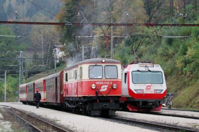 Begegnung zwischen Alt und Neu
Trotz lautstark geäußerter Kritik am Triebwagenkonzept wurden 1994 zwei Prototyp-Garnituren beschafft, die rasch mehr als Steh- denn als Fahrzeug Bekanntheitsgrad erlangen sollten. Hier begegnet ein 4090 einem lokbespannten Zug im Bahnhof Laubenbachmühle.

Schlüsselwörter: Mariazellerbahn , MzB , 1099 , 1099 013 , 4090 , Laubenbachmühle