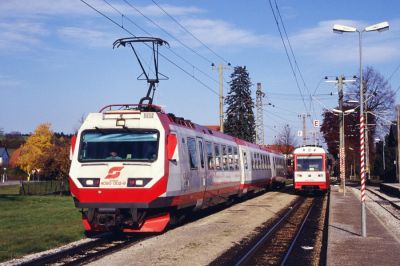 Kreuzung zweier Triebwagenzüge
Im Bahnhof Hofstetten-Grünau kreuzen der elektrische 4090 002-9 und Dieseltriebwagen 5090 014-1. Hier am Vereinssitz der Freunde der Mariazellerbahn repräsentieren die Triebwagen wohl die moderne ÖBB-Schmalspurbahn, doch trotzdem kann der Dieselbetrieb unter dem Fahrdraht nur eine vorübergehende Notlösung darstellen.

Schlüsselwörter: Mariazellerbahn , MzB , 5090 , 509 014 , 4090 , Talstrecke , Hofstetten , Hofstetten-Grünau