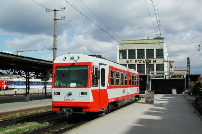 5090 in St. Pölten
5090 014-1 steht als Regionalzug nach Mank, inzwischen Endpunkt der Zweigstrecke, in St. Pölten zur Abfahrt bereit. Der Triebwagen trägt das Wappen von St. Leonhard am Forst, doch auf der Schiene ist dieser Ort nun nicht mehr erreichbar. Auch der im Hintergrund sichtbare 4030 ist inzwischen Geschichte

Schlüsselwörter: Mariazellerbahn , MzB , 5090 , 5090 014, St. Pölten , St. Pölten Hbf , Talstrecke