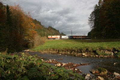 Am Nattersbach
Entgegen den Prognosen der Meteorologen war der Nationalfeiertag 2005 nicht überall tatsächlich jener strahlende Sonnentag, der angekündigt wurde. In der Talkehre der Nordrampe im Natterstal bei Unterbuchberg war ich schon dankbar für den einen Sonnenstrahl, der für eine Spotbeleuchtung auf der 1099 004-2 und dem Fahrradwaggon sorgte.
Schlüsselwörter: Mariazellerbahn , MzB , Bergstrecke , Nordrampe , Talkehre , Unterbuchberg , 1099 , 1099 004 , Ötscherland