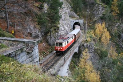 In den Zinken
Zwischen dem Erlaufklausetunnel und dem Großen Zinkentunnel quert 1099 004-2 mit einem Zug nach St. Pölten einen kurzen Viadukt. Für nur wenige Augenblicke bietet sich hier den Fahrgästen das grandiose Panorama der Zinken dar, das sich nach dem Tunnel auch nur für einen genauso kurzen Moment wiederholen wird.
Schlüsselwörter: Mariazellerbahn , MzB , Bergstrecke , Südrampe , Zinken , 1099 , 1099 004