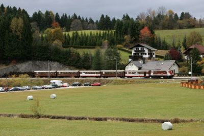 Wienerbruck-Josefsberg
Mit Wagen in beiden braunen Lackierungsvarianten hat die 1099 007-5 Halt in der Station Wienerbruck gemacht. Der ehemalige Bahnhof, längst zur unbesetzten Haltestelle degradiert, ist heute vor allem für den Ausflugsverkehr in die Ötschergräben von Bedeutung. Aber auch die motorisierte Konkurenz erfreut sich unübersehbar regen Zuspruches...
Schlüsselwörter: Mariazellerbahn , MzB , Bergstrecke , Südrampe , Wienerbruck , 1099 , 1099 007