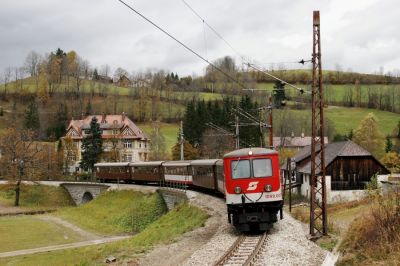 Gleisneulage im Burgerbogen
Auf neu verlegten Gleisen fährt 1099 007-5 im Burgerbogen bei Wienerbruck in Richtung Zinkenstrecke. Eine über lange Zeit bestehende Langsamfahrstelle wurde hier im Spätsommer 2005 endlich behoben. Im Hintergrund gut sichtbar ist das Hotel Burger, welches diesem Bogen (eigentlich eine 180°-Kehre) seinen Namen gab.
Schlüsselwörter: Mariazellerbahn , MzB , Bergstrecke , Südrampe , Wienerbruck , Burgerbogen , 1099 , 1099 007