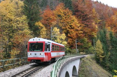 Bürgeralpe
Der nachmittägliche Eilzug "Bürgeralpe" besteht planmäßig nur aus einem Solo-5090. Am Nationalfeiertag des Jahres 2005 ist 5090 016-6 mit dieser Leistung betraut und im herbstlichen Farbenspiel des Waldes auf dem Sturzgrabenviadukt nach Mariazell unterwegs.
Schlüsselwörter: Mariazellerbahn , MzB , Bergstrecke , Nordrampe , Sturzgrabenviadukt , 5090 , 5090 016