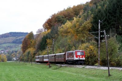 Auf dem Heimweg in der Dämmerung
Auf einer etwas längeren Geraden zwischen Mainburg und Hofstetten-Grünau konnte die Komposition in Braun mit der passenden 1099 007-5 zum letzten Mal an diesem Tag eingefangen werden.
Schlüsselwörter: Mariazellerbahn , MzB , Talstrecke , 1099 , 1099 007