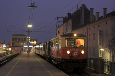 1099 013-3 steht in der Morgendämmerung am verkürzten Bahnsteig zur Abfahrt bereit. 
Schlüsselwörter: Mariazellerbahn , MzB , Talstrecke , 1099 , St. Pölten