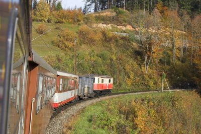 Unterhalb von Winterbach ist 1099 013-3 mit dem "Ötscherland" bergwärts unterwegs. Während im Tal bis etwa Frankenfels noch alles von einer dichten Nebeldecke getrübt war, konnte man sich auf der Bergstrecke an strahlendem Sonnenschein erfreuen.
Schlüsselwörter: Mariazellerbahn , Bergstrecke , Südrampe , 1099 , Winterbach