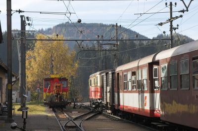 Ab heute fährt die Mariazellerbahn wieder bis zum Bahnhof Mariazell. Wegen Gleisbauerbeiten war in den vorangegangenen drei Wochen Schienenersatzverkehr zwischen Annaberg und Mariazell. Die Baufahrzeuge sind noch im Bahnhof versammelt.
Schlüsselwörter: Mariazellerbahn , Bergstrecke , Südrampe , 1099 , Annaberg