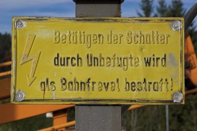 Bahnfrevel
Wer unter den Modellbahnern hier hat nicht schon einmal mit dem Gedanken gespielt, sich als Bahnfrevler zu betätigen und genau dieses Schild zu Haus an der Anlage zu montieren ;-)
Schlüsselwörter: Mariazellerbahn , Bergstrecke , Südrampe , 1099 , Annaberg , Bahnfrevel