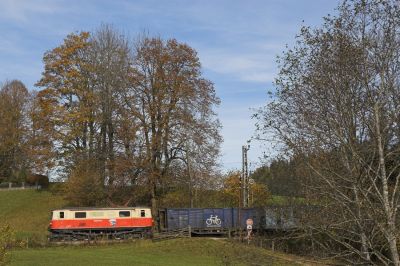 1099 016-6 ist mit dem Eilzug "Ötscherbär" bei Annaberg unterwegs. Heute ist der letzte Tag der Saison , an dem mit Fahrradwagen und Buffetwagen gefahren wird.
Schlüsselwörter: Mariazellerbahn , Bergstrecke , Südrampe , 1099 ,  Annaberg , Fahrradwagen