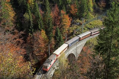 Mit dem Regionalzug 6832 ist 1099 013-3 auf dem Klausgrabenviadukt in Richtung St. Pölten unterwegs.
Schlüsselwörter: Mariazellerbahn , Bergstrecke , Südrampe , 1099 ,  Klausgrabenviadukt